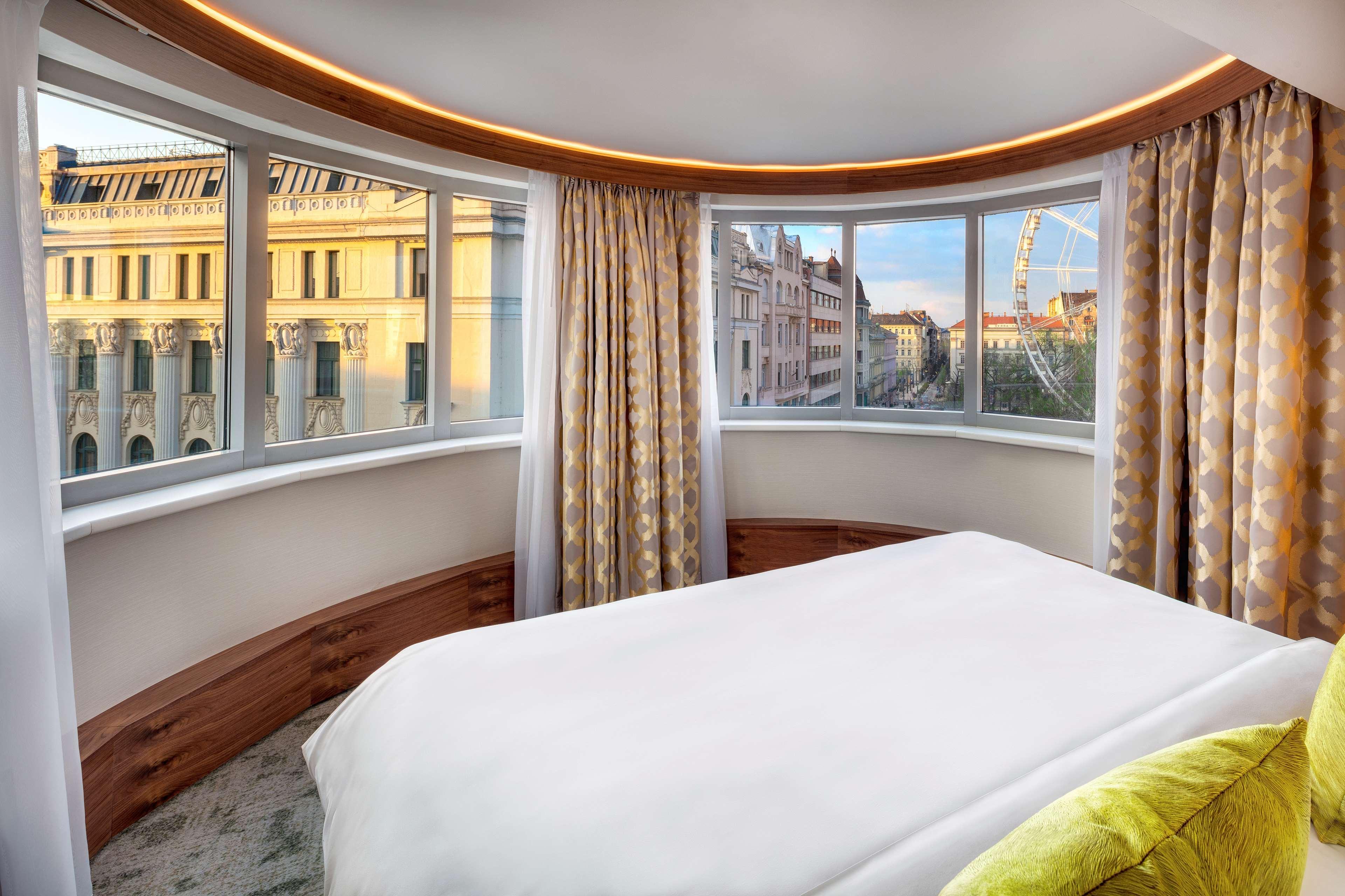 Hotel Kempinski Corvinus 5*
